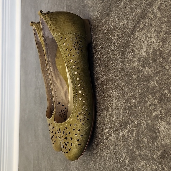 Aetrex green perforated leather flat size 7 - Picture 3 of 5